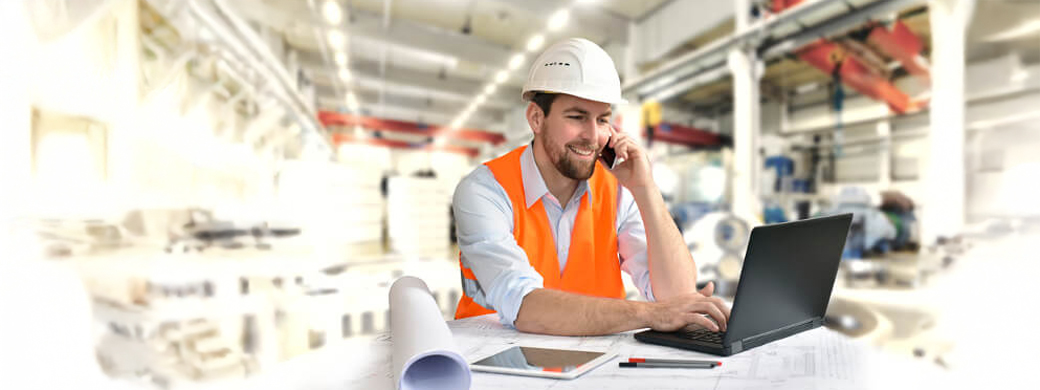 Mann in einer Maschinenhalle informiert sich am Laptop zur FirmenRente der Öffentlichen